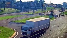 Vídeo mostra colisão entre carro e moto no Trevo da Portal