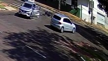 Motociclista é arremessado por cima de carro em acidente