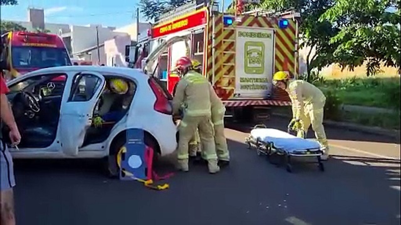 Vítima é retirada pelo porta-malas após acidente no Santo Onofre