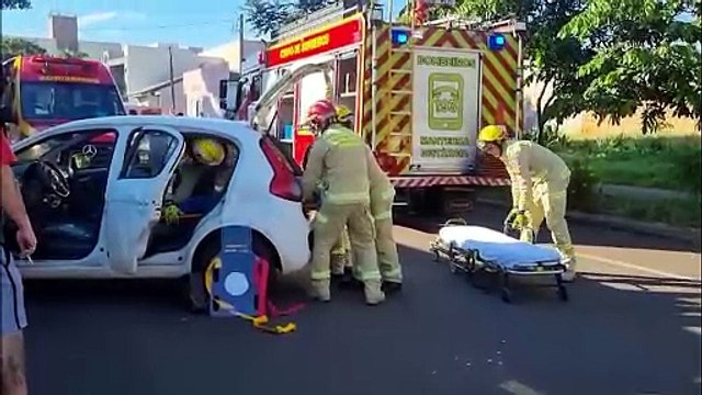 Vítima é retirada pelo porta-malas após acidente no Santo Onofre