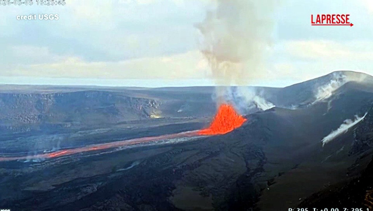 Hawaii, il vulcano Kilauea torna a ribollire: i getti di lava sul cratere