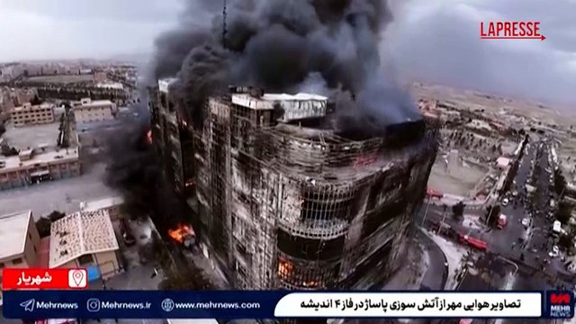 Iran, maxi incendio in un centro commerciale uccide 8 persone: imponente la colonna di fumo nero
