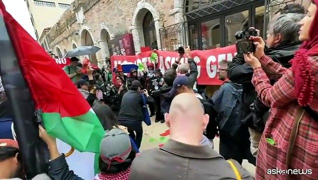 Biennale, protesta palestinese al Padiglione Israele: No genocidio