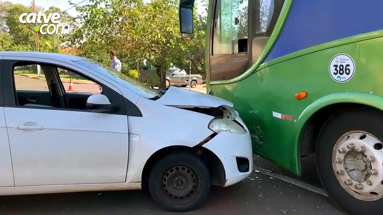 Motorista é retirada pelo porta-malas após acidente no Santo Onofre em Cascavel