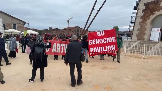 Gli attivisti anti-Israele manifestano contro la Biennale di Venezia: il video del corteo