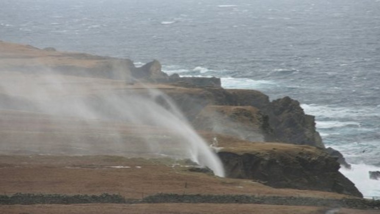 Upside-down waterfall: a natural gravity illusion