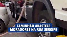 Caminhão de abastecimento atende moradores na Rua Sergipe
