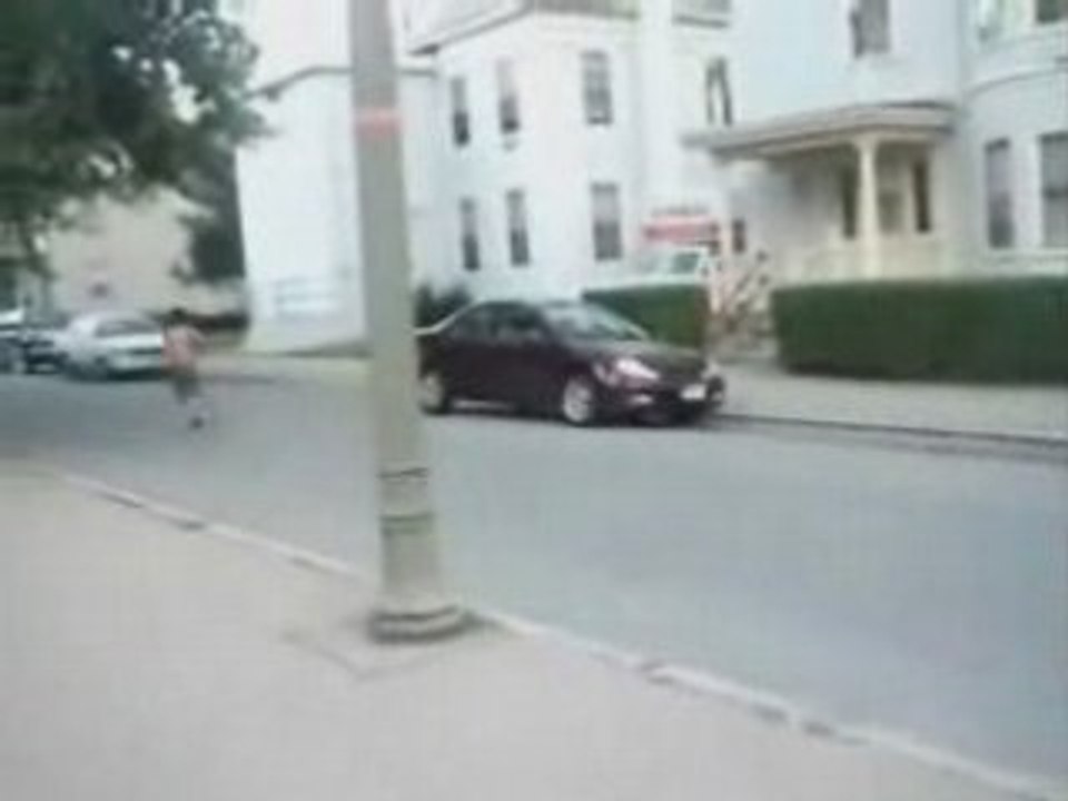 Regis Junior fait du skate