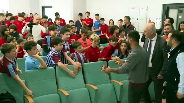 Trabzonspor'un eski futbolcusu Alanzinho, öğrencilerle buluştu | Ajansspor | AA