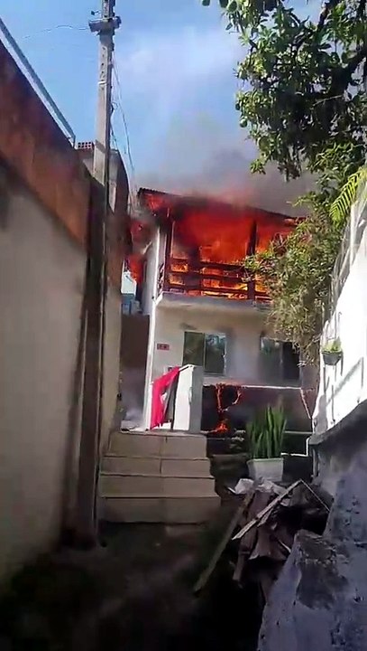 Vídeo revela incêndio em casa de bairro tradicional de Florianópolis