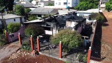 Veja cenário de destruição deixado por incêndio em residência no Alto Alegre, em Cascavel