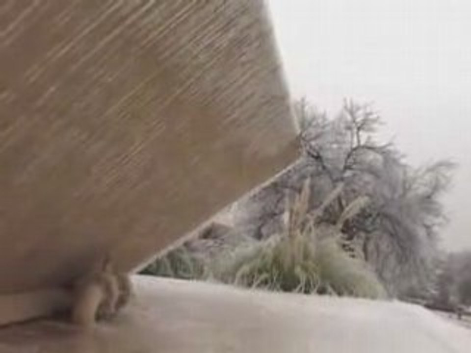 Stalactites de glaces tombant de près de 500m