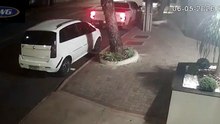 Câmeras flagram furto de caminhonete Hilux na Rua Manaus