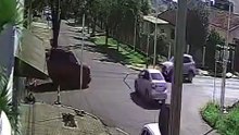Imagens de novo ângulo revelam detalhes de colisão entre três veículos em Cascavel