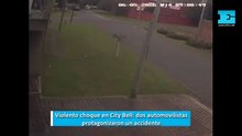 Violento choque en City Bell: dos automovilistas protagonizaron un choque y uno se estrelló con una columna