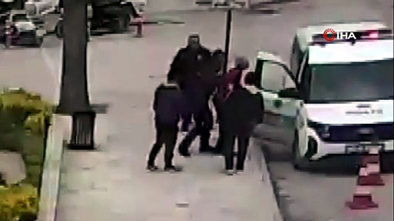Hayatını Heimlich manevrasıyla polisler kurtardı