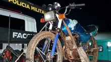Sem capacete, sem CNH e com moto “Frankenstein”: jovem acaba parado pela PM