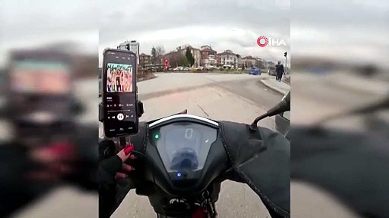 Trafikte karşılaştığı kadın kuryede sanki kaybettiği kızını gördü