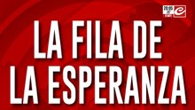La fila de la esperanza: anochece y la gente sigue esperando un puesto de trabajo