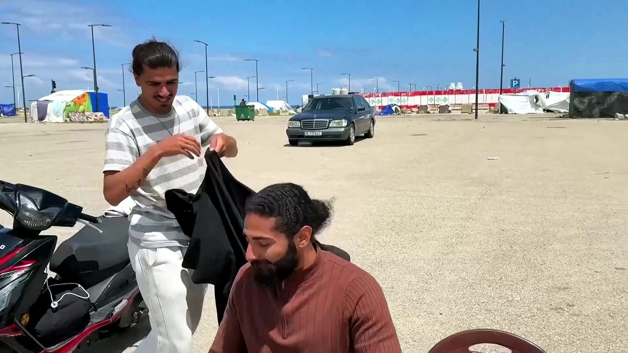 Beirut-küstenlager: freiwilliger friseur schenkt vertriebenen würde mit gratis-haarschnitten