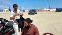 En un campamento de la costa de Beirut, un barbero voluntario devuelve dignidad con cortes gratuitos