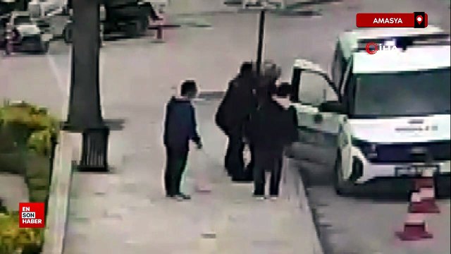 Amasya'da aracından inen kişinin hayatını polisler Heimlich manevrasıyla kurtardı
