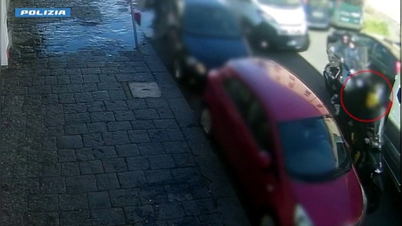 Il video della sparatoria davanti a un barbiere, un arresto a Catania