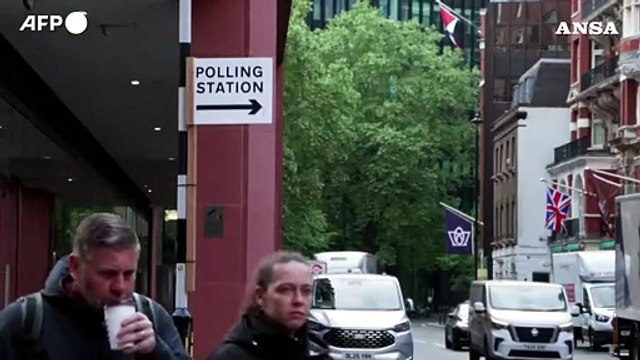 Aperti i seggi per le elezioni locali nel Regno Unito: la visita di Keir Starmer