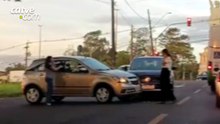 Carros batem no bairro Santo Onofre em Cascavel