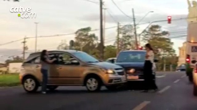 Carros batem no bairro Santo Onofre em Cascavel