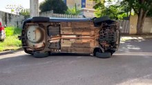 Motorista tomba carro após atingir veículo estacionado em Cascavel
