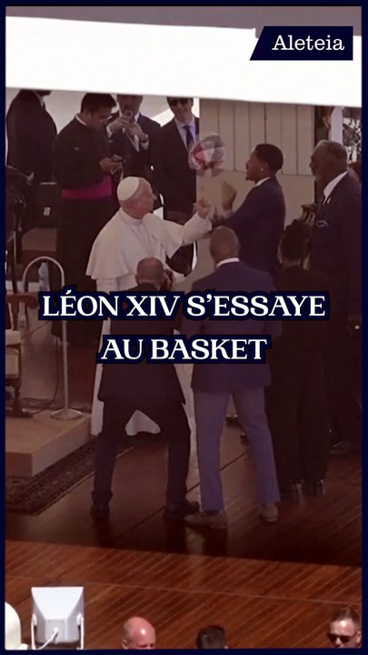 Léon XIV s'essaye au basket