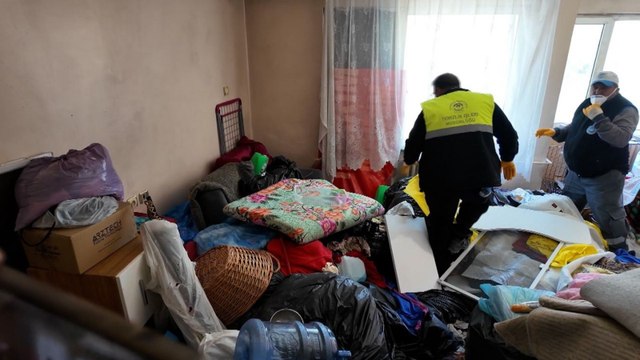 Komşular kötü koku nedeniyle şikayet etti: Evden 5 kamyon çöp çıkarıldı