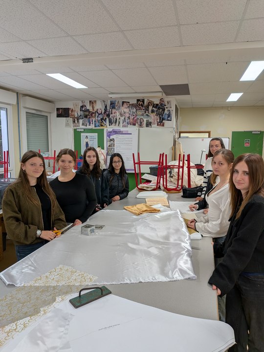 Pour un opéra, des lycéennes de Dieppe conçoivent les costumes