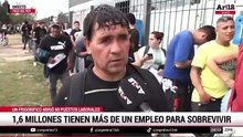 Largas filas bajo la lluvia para trabajar en un frigorífico