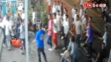 衝突畫面曝光！白衣男闖入住家 前立委曾蔡美佐被毆、推擠倒地