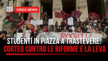 Studenti in piazza a Trastevere. corteo contro le riforme e la leva