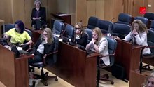 Soto Ivars destroza a la zafia diputada ‘del pelo azul’: «¿De qué se ríe?»