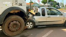 Caminhão provoca engavetamento com cinco veículos e motorista foge em Toledo