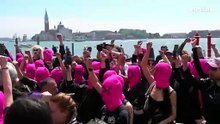 Corteo di 200 Pussy Riot davanti alla Biennale di Venezia
