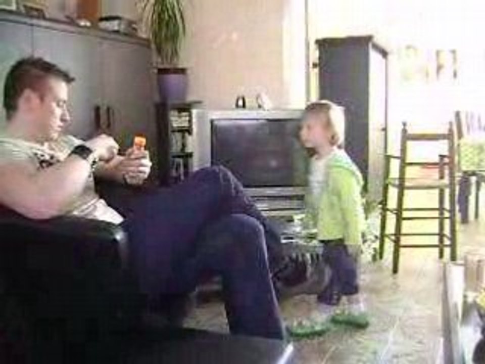 clémence s'éclate en éclatant les bulles de savon !