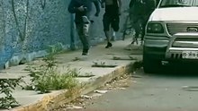 💥👏 En San Nicolás, Nuevo León, un ciudadano que grababa una persecución policial decidió intervenir y sujetó al sospechoso cuando pasó cerca de él, ayudando a los oficiales a detenerlo.