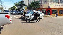 Carro e Van se envolvem em forte colisão no Centro de Cascavel