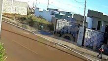 Câmera flagra suspeito entrando em terreno baldio antes de invasão a casa em Cascavel