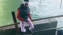 तीन युवक गंगा किनारे बैठकर शराब पी, गिलास गंगा जी में फेंका #Haridwar #GangaRiver #GangaPollution