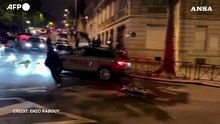 Disordini a Parigi dopo Bayern-Psg, assaltata auto della polizia