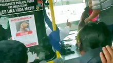 🚨🚌 En Tlacolula, Oaxaca, un pasajero am3nazó con un @rma al chofer de un autobús tras una discusión originada por un reclamo de conducción imprudente. No se reportaron d1sparos, pero los usuarios vivieron momentos de pánico.