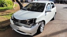 Batida entre moto elétrica e carro deixa duas adolescentes feridas e reacende debate