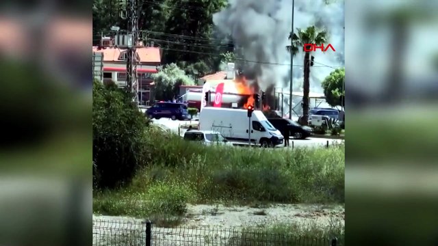 Akaryakıt istasyonunda mazot yüklü tanker alev aldı; 3 araç yandı
