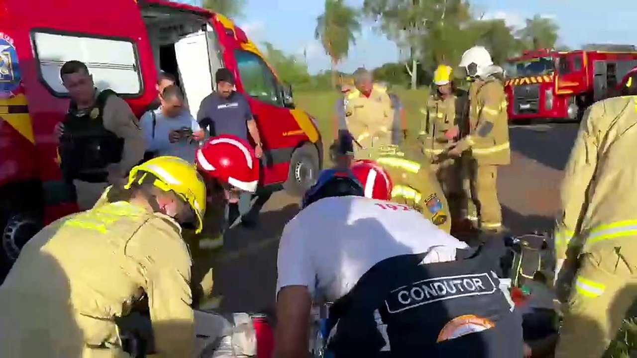 Resgate para salvar motorista após tombamento dura quase duas horas em Umuarama